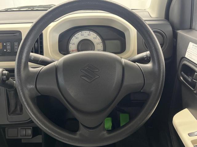 �C���e���A�ɍ��킹���f�U�C���̃X�e�A�����O�́A�^�]�������̂��Ƃ��l���A�^�]���₷���`��A�傫���ł��B�����x�A���ۂɐG���Ă��m���߂��������B