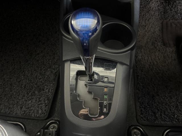 アクア Ｇブラックソフトレザーセレクション　ディスプレイオーディオ　バックカメラ　レザーシート　ＬＥＤヘッド　ＥＴＣ　クルコン　純正１５インチアルミ　オートライト　オートエアコン　Ｂｌｕｅｔｏｏｔｈ　ＣＤ　ＤＶＤ再生（13枚目）