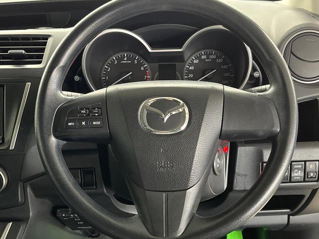 �C���e���A�ɍ��킹���f�U�C���̃X�e�A�����O�́A�^�]�������̂��Ƃ��l���A�^�]���₷���`��A�傫���ł��B�����x�A���ۂɐG���Ă��m���߂��������B