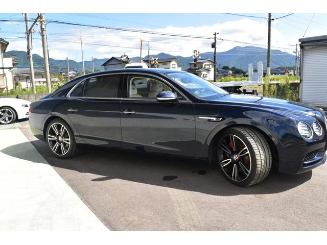 フライングスパー S マリナードライビング ダークサファイアリネン&インベリアルブルーガラス ガラスサンルーフ コントラストステッチLEDアプローチランプ ツートーンカラー スポーツステアリングホイール(4枚目)