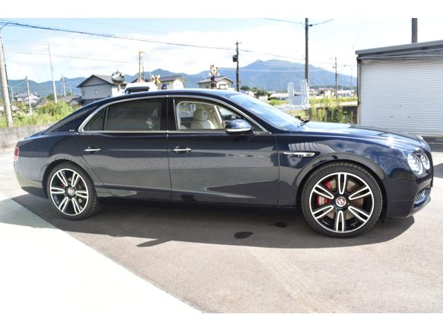 フライングスパー S マリナードライビング ダークサファイアリネン&インベリアルブルーガラス ガラスサンルーフ コントラストステッチLEDアプローチランプ ツートーンカラー スポーツステアリングホイール(9枚目)