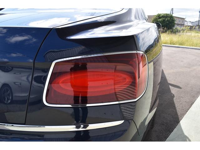 フライングスパー S マリナードライビング ダークサファイアリネン&インベリアルブルーガラス ガラスサンルーフ コントラストステッチLEDアプローチランプ ツートーンカラー スポーツステアリングホイール(14枚目)