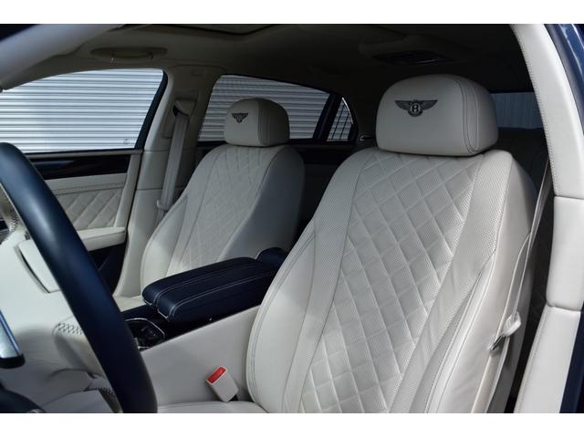 フライングスパー S マリナードライビング ダークサファイアリネン&インベリアルブルーガラス ガラスサンルーフ コントラストステッチLEDアプローチランプ ツートーンカラー スポーツステアリングホイール(25枚目)