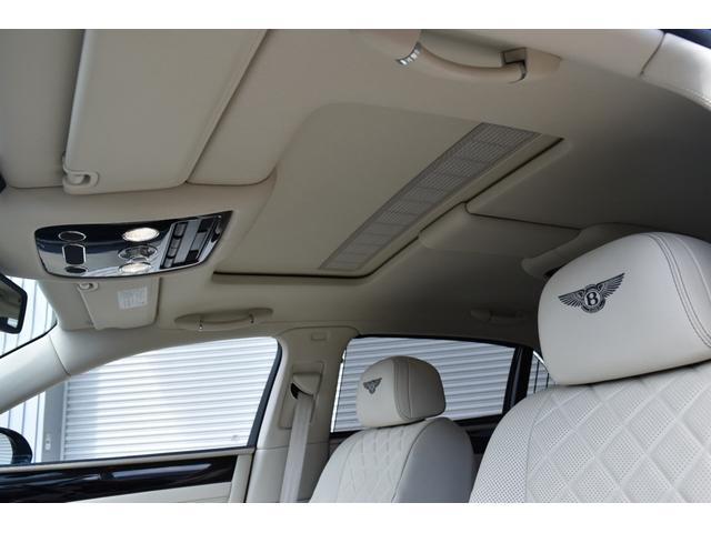 フライングスパー S マリナードライビング ダークサファイアリネン&インベリアルブルーガラス ガラスサンルーフ コントラストステッチLEDアプローチランプ ツートーンカラー スポーツステアリングホイール(26枚目)