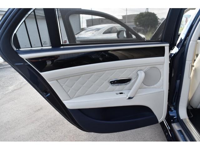 フライングスパー S マリナードライビング ダークサファイアリネン&インベリアルブルーガラス ガラスサンルーフ コントラストステッチLEDアプローチランプ ツートーンカラー スポーツステアリングホイール(27枚目)