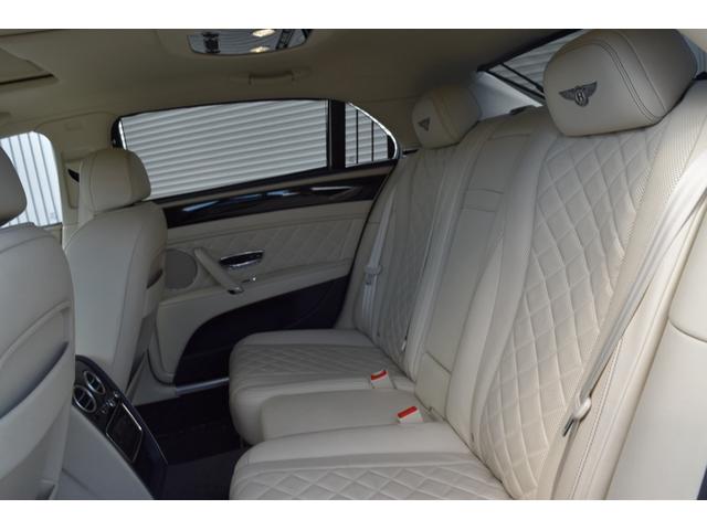 フライングスパー S マリナードライビング ダークサファイアリネン&インベリアルブルーガラス ガラスサンルーフ コントラストステッチLEDアプローチランプ ツートーンカラー スポーツステアリングホイール(28枚目)