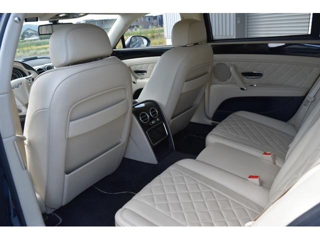 フライングスパー S マリナードライビング ダークサファイアリネン&インベリアルブルーガラス ガラスサンルーフ コントラストステッチLEDアプローチランプ ツートーンカラー スポーツステアリングホイール(29枚目)