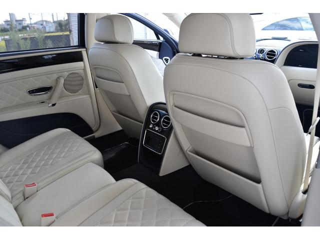 フライングスパー S マリナードライビング ダークサファイアリネン&インベリアルブルーガラス ガラスサンルーフ コントラストステッチLEDアプローチランプ ツートーンカラー スポーツステアリングホイール(31枚目)