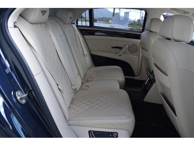 フライングスパー S マリナードライビング ダークサファイアリネン&インベリアルブルーガラス ガラスサンルーフ コントラストステッチLEDアプローチランプ ツートーンカラー スポーツステアリングホイール(32枚目)