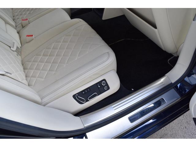 フライングスパー S マリナードライビング ダークサファイアリネン&インベリアルブルーガラス ガラスサンルーフ コントラストステッチLEDアプローチランプ ツートーンカラー スポーツステアリングホイール(33枚目)