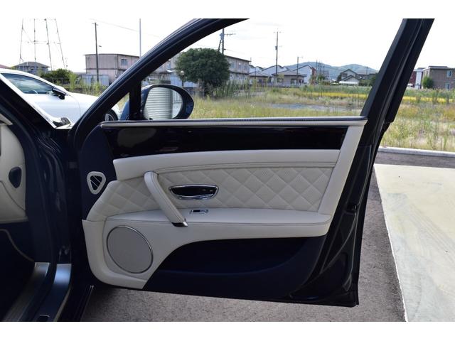 フライングスパー S マリナードライビング ダークサファイアリネン&インベリアルブルーガラス ガラスサンルーフ コントラストステッチLEDアプローチランプ ツートーンカラー スポーツステアリングホイール(35枚目)