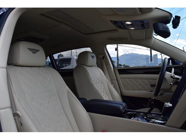 フライングスパー S マリナードライビング ダークサファイアリネン&インベリアルブルーガラス ガラスサンルーフ コントラストステッチLEDアプローチランプ ツートーンカラー スポーツステアリングホイール(37枚目)