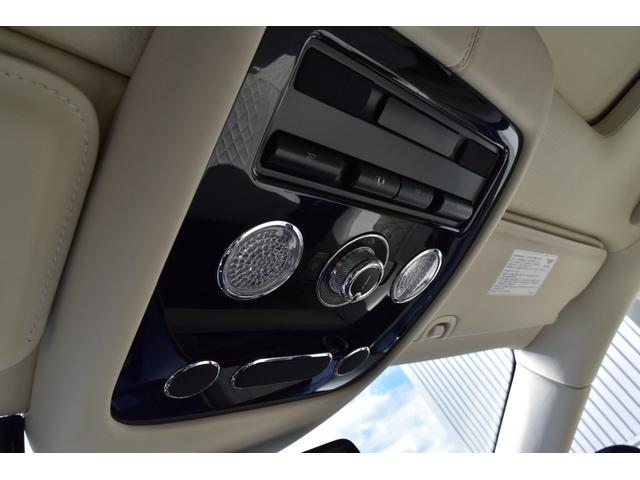 フライングスパー S マリナードライビング ダークサファイアリネン&インベリアルブルーガラス ガラスサンルーフ コントラストステッチLEDアプローチランプ ツートーンカラー スポーツステアリングホイール(42枚目)