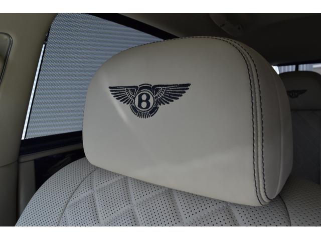 フライングスパー S マリナードライビング ダークサファイアリネン&インベリアルブルーガラス ガラスサンルーフ コントラストステッチLEDアプローチランプ ツートーンカラー スポーツステアリングホイール(43枚目)