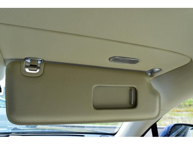 フライングスパー S マリナードライビング ダークサファイアリネン&インベリアルブルーガラス ガラスサンルーフ コントラストステッチLEDアプローチランプ ツートーンカラー スポーツステアリングホイール(47枚目)