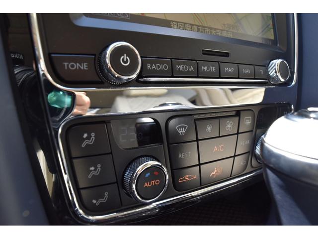 フライングスパー S マリナードライビング ダークサファイアリネン&インベリアルブルーガラス ガラスサンルーフ コントラストステッチLEDアプローチランプ ツートーンカラー スポーツステアリングホイール(49枚目)