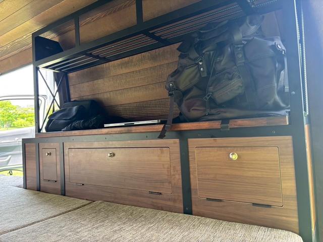 �A�C�A���N���X�E�b�h�Ƌ�t���Ŏ��[��f�X�N���[�N���\�ł�