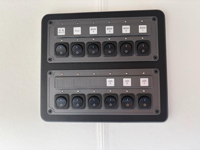 ハイエースバン 　キャンピング　セカンドハウス社製ウイングスプレミアム　プレミアムキャプテンシート　天張りレザー　純正ミラー一体型バックモニター　パワースライドドア　ローダウン　ＤＡＤ１８インチＡＷ　Ｂｌｕｅｔｏｏｔｈ（30枚目）