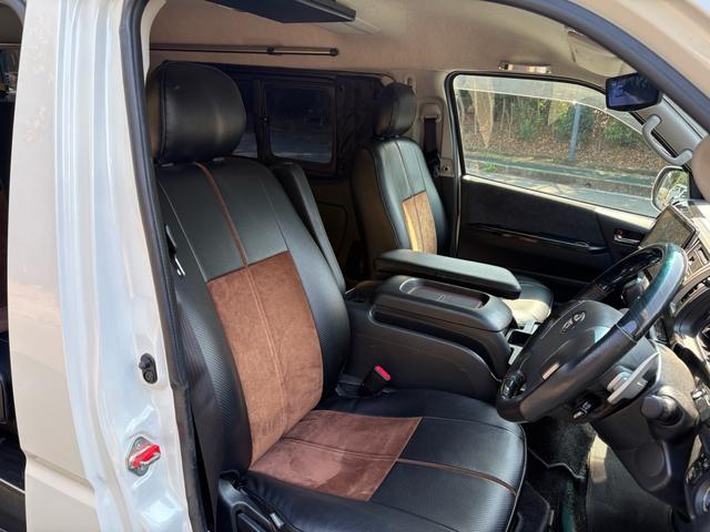 レジアスエースバン スーパーＧＬ　両側パワースライドドア　パナソニックナビ・フルセグＴＶ・バックモニター　リアフリップダウンモニター　８人乗り仕様　フルフラットシート　オーバーフェンダー　社外フロント・サイドエアロ・ボンネット（9枚目）