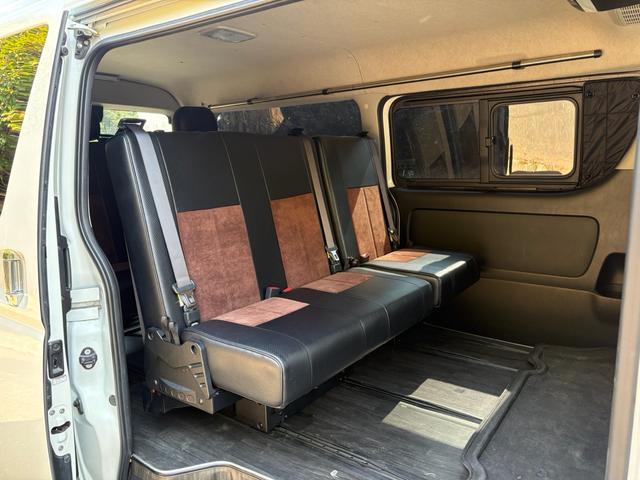 レジアスエースバン スーパーＧＬ　両側パワースライドドア　パナソニックナビ・フルセグＴＶ・バックモニター　リアフリップダウンモニター　８人乗り仕様　フルフラットシート　オーバーフェンダー　社外フロント・サイドエアロ・ボンネット（10枚目）