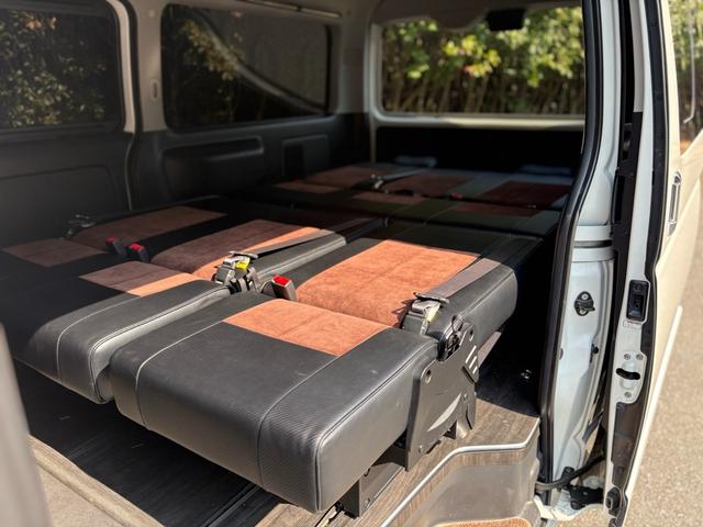 レジアスエースバン スーパーＧＬ　両側パワースライドドア　パナソニックナビ・フルセグＴＶ・バックモニター　リアフリップダウンモニター　８人乗り仕様　フルフラットシート　オーバーフェンダー　社外フロント・サイドエアロ・ボンネット（13枚目）