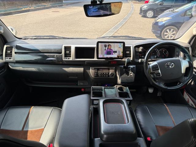 レジアスエースバン スーパーＧＬ　両側パワースライドドア　パナソニックナビ・フルセグＴＶ・バックモニター　リアフリップダウンモニター　８人乗り仕様　フルフラットシート　オーバーフェンダー　社外フロント・サイドエアロ・ボンネット（17枚目）