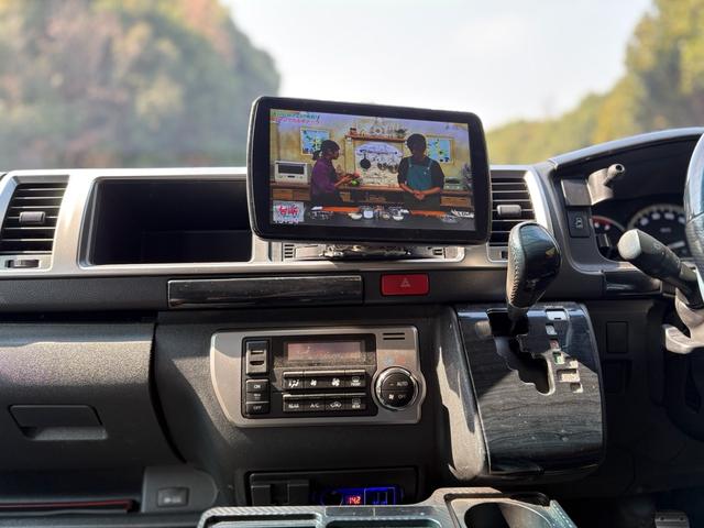 レジアスエースバン スーパーＧＬ　両側パワースライドドア　パナソニックナビ・フルセグＴＶ・バックモニター　リアフリップダウンモニター　８人乗り仕様　フルフラットシート　オーバーフェンダー　社外フロント・サイドエアロ・ボンネット（18枚目）