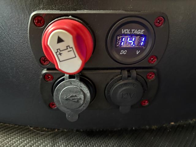 レジアスエースバン スーパーＧＬ　両側パワースライドドア　パナソニックナビ・フルセグＴＶ・バックモニター　リアフリップダウンモニター　８人乗り仕様　フルフラットシート　オーバーフェンダー　社外フロント・サイドエアロ・ボンネット（25枚目）