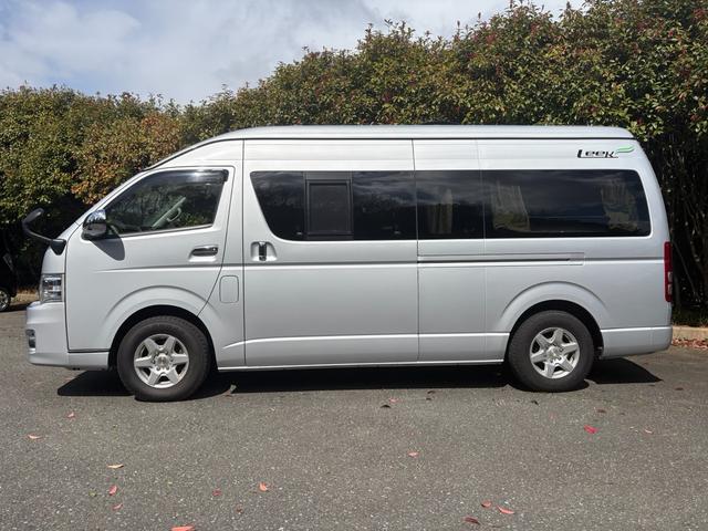 レジアスエースバン スーパーロングワイドDX GLパック ハイルーフ ナッツRVリークキャンピング フルフラットベッド キッチン上部ベッド シンク コンロ アウターシャワー 1000Wインバーター テーブル 換気扇 コンロ バックカメラ 7名乗車 8ナンバー(4枚目)