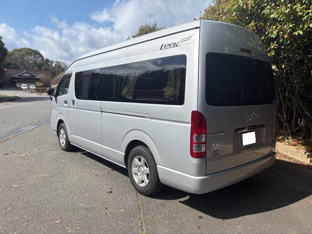 レジアスエースバン スーパーロングワイドDX GLパック ハイルーフ ナッツRVリークキャンピング フルフラットベッド キッチン上部ベッド シンク コンロ アウターシャワー 1000Wインバーター テーブル 換気扇 コンロ バックカメラ 7名乗車 8ナンバー(5枚目)