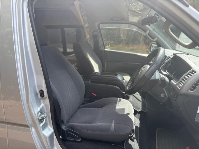 レジアスエースバン スーパーロングワイドDX GLパック ハイルーフ ナッツRVリークキャンピング フルフラットベッド キッチン上部ベッド シンク コンロ アウターシャワー 1000Wインバーター テーブル 換気扇 コンロ バックカメラ 7名乗車 8ナンバー(10枚目)