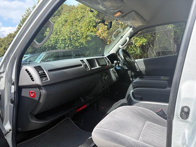 レジアスエースバン スーパーロングワイドDX GLパック ハイルーフ ナッツRVリークキャンピング フルフラットベッド キッチン上部ベッド シンク コンロ アウターシャワー 1000Wインバーター テーブル 換気扇 コンロ バックカメラ 7名乗車 8ナンバー(11枚目)