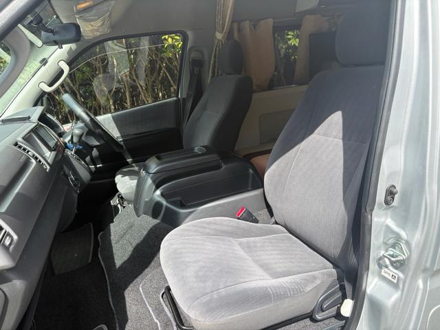 レジアスエースバン スーパーロングワイドDX GLパック ハイルーフ ナッツRVリークキャンピング フルフラットベッド キッチン上部ベッド シンク コンロ アウターシャワー 1000Wインバーター テーブル 換気扇 コンロ バックカメラ 7名乗車 8ナンバー(12枚目)