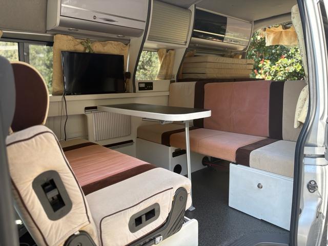 レジアスエースバン スーパーロングワイドDX GLパック ハイルーフ ナッツRVリークキャンピング フルフラットベッド キッチン上部ベッド シンク コンロ アウターシャワー 1000Wインバーター テーブル 換気扇 コンロ バックカメラ 7名乗車 8ナンバー(20枚目)