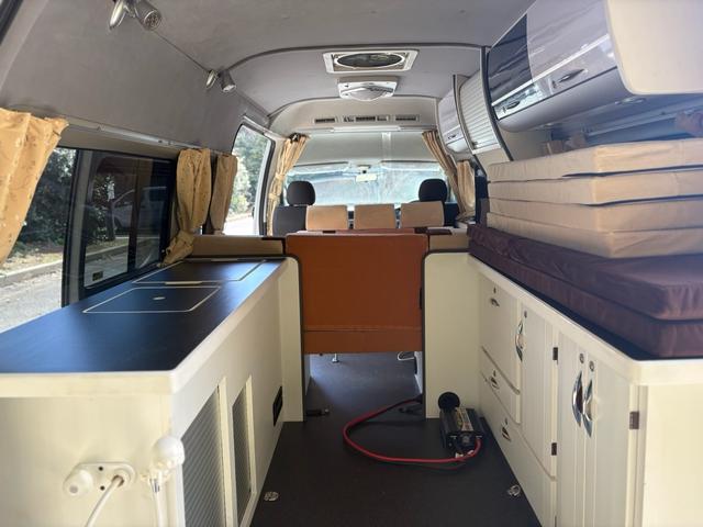 レジアスエースバン スーパーロングワイドDX GLパック ハイルーフ ナッツRVリークキャンピング フルフラットベッド キッチン上部ベッド シンク コンロ アウターシャワー 1000Wインバーター テーブル 換気扇 コンロ バックカメラ 7名乗車 8ナンバー(22枚目)