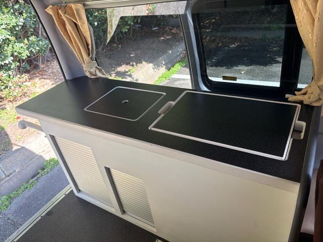 レジアスエースバン スーパーロングワイドDX GLパック ハイルーフ ナッツRVリークキャンピング フルフラットベッド キッチン上部ベッド シンク コンロ アウターシャワー 1000Wインバーター テーブル 換気扇 コンロ バックカメラ 7名乗車 8ナンバー(24枚目)