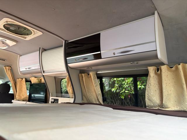 レジアスエースバン スーパーロングワイドDX GLパック ハイルーフ ナッツRVリークキャンピング フルフラットベッド キッチン上部ベッド シンク コンロ アウターシャワー 1000Wインバーター テーブル 換気扇 コンロ バックカメラ 7名乗車 8ナンバー(32枚目)