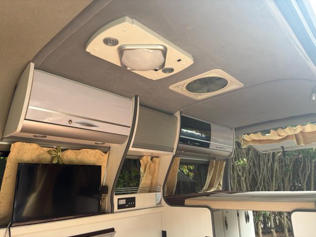 レジアスエースバン スーパーロングワイドDX GLパック ハイルーフ ナッツRVリークキャンピング フルフラットベッド キッチン上部ベッド シンク コンロ アウターシャワー 1000Wインバーター テーブル 換気扇 コンロ バックカメラ 7名乗車 8ナンバー(33枚目)