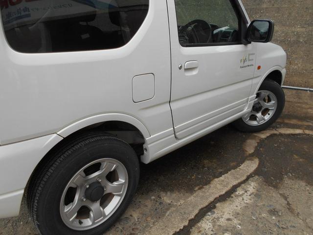ジムニー FISフリースタイルワールドカップリミテッド 4WD/キーレスエントリー/シートヒーター/アルミホイール/ルーフレール/マニュアル5速/エアコン/パワーステアリング/CD再生/Wエアバッグ/車検整備付き(17枚目)