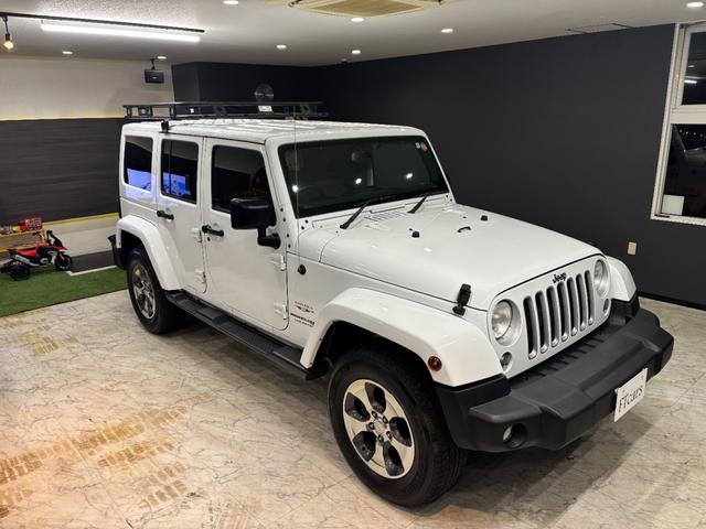 ジープ・ラングラーアンリミテッド サハラ　４ＷＤ　ブラウンレザーシート　ナビ　フルセグＴＶ　サイド＋バックカメラ　Ｂｌｕｅｔｏｏｔｈオーディオ　ルーフキャリア　クルーズコントロール　ＥＴＣ　純正１８ｉｎｃｈアルミホイール（12枚目）