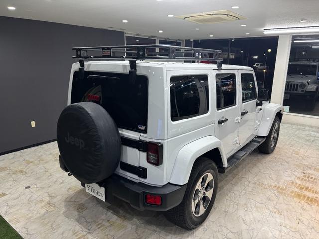 ジープ・ラングラーアンリミテッド サハラ　４ＷＤ　ブラウンレザーシート　ナビ　フルセグＴＶ　サイド＋バックカメラ　Ｂｌｕｅｔｏｏｔｈオーディオ　ルーフキャリア　クルーズコントロール　ＥＴＣ　純正１８ｉｎｃｈアルミホイール（15枚目）