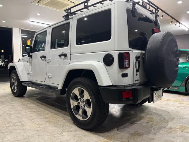 ジープ・ラングラーアンリミテッド サハラ　４ＷＤ　ブラウンレザーシート　ナビ　フルセグＴＶ　サイド＋バックカメラ　Ｂｌｕｅｔｏｏｔｈオーディオ　ルーフキャリア　クルーズコントロール　ＥＴＣ　純正１８ｉｎｃｈアルミホイール（17枚目）