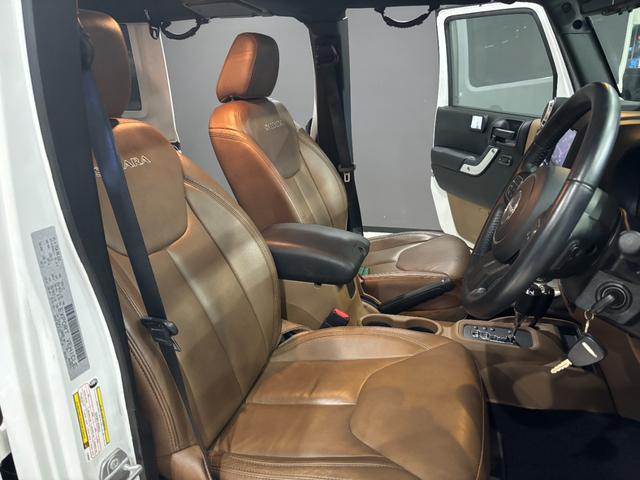 ジープ・ラングラーアンリミテッド サハラ　４ＷＤ　ブラウンレザーシート　ナビ　フルセグＴＶ　サイド＋バックカメラ　Ｂｌｕｅｔｏｏｔｈオーディオ　ルーフキャリア　クルーズコントロール　ＥＴＣ　純正１８ｉｎｃｈアルミホイール（22枚目）