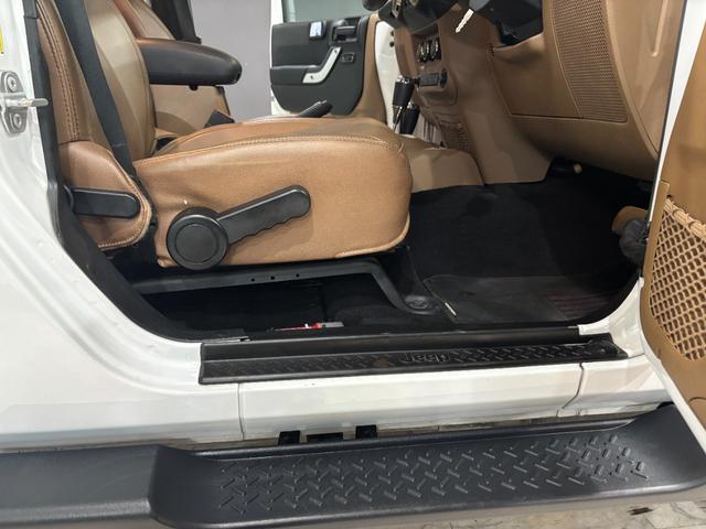ジープ・ラングラーアンリミテッド サハラ　４ＷＤ　ブラウンレザーシート　ナビ　フルセグＴＶ　サイド＋バックカメラ　Ｂｌｕｅｔｏｏｔｈオーディオ　ルーフキャリア　クルーズコントロール　ＥＴＣ　純正１８ｉｎｃｈアルミホイール（23枚目）