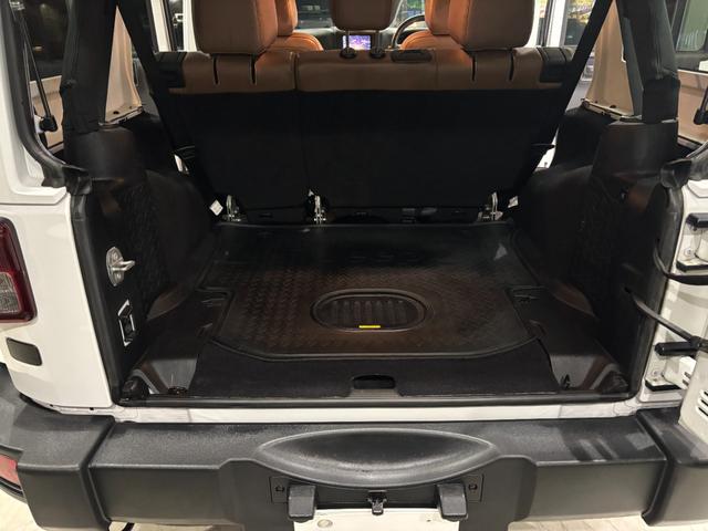 ジープ・ラングラーアンリミテッド サハラ　４ＷＤ　ブラウンレザーシート　ナビ　フルセグＴＶ　サイド＋バックカメラ　Ｂｌｕｅｔｏｏｔｈオーディオ　ルーフキャリア　クルーズコントロール　ＥＴＣ　純正１８ｉｎｃｈアルミホイール（26枚目）