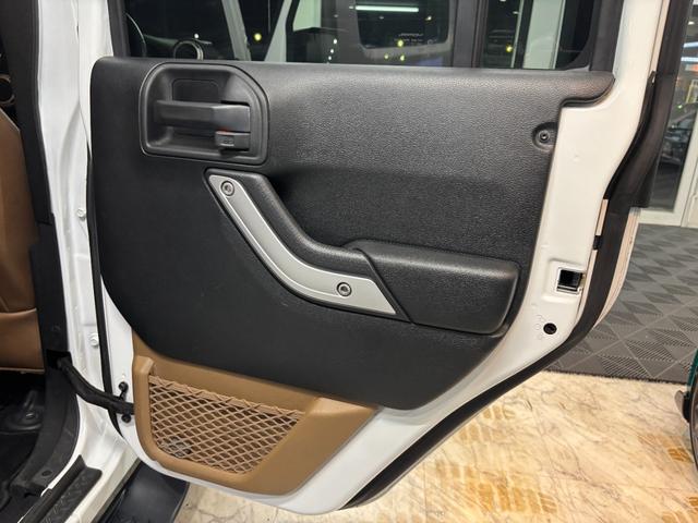 ジープ・ラングラーアンリミテッド サハラ　４ＷＤ　ブラウンレザーシート　ナビ　フルセグＴＶ　サイド＋バックカメラ　Ｂｌｕｅｔｏｏｔｈオーディオ　ルーフキャリア　クルーズコントロール　ＥＴＣ　純正１８ｉｎｃｈアルミホイール（33枚目）