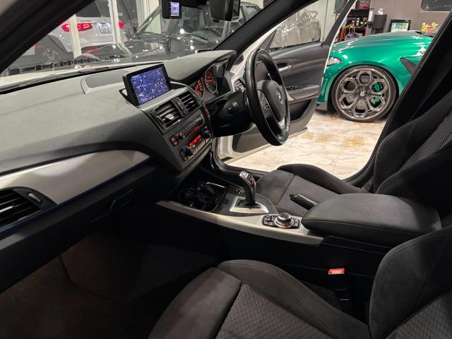 １シリーズ Ｍ１３５ｉ　直列６気筒ターボ　カーボンフロントリップ　ドライブレコーダー　ミラー型ＥＴＣ　純正ナビ　Ｂｌｕｅｔｏｏｔｈオーディオ　バックカメラ　ソナー　パワーシート　純正１８ｉｎｃｈアルミホイール（31枚目）