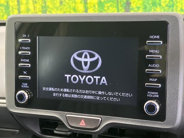 ヤリス Ｘ　禁煙車　純正ディスプレイオーディオ　ナビキット　バックガイドモニター　ＥＴＣ　セーフティセンス　スマートエントリー　ＡｐｐｌｅＣａｒＰｌａｙ　Ｂｌｕｅｔｏｏｔｈ　ダイヤル式エアコン　電動格納ミラー（3枚目）