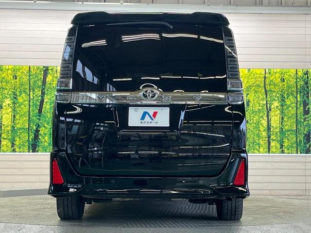 ヴォクシー ＺＳ　煌ＩＩ　禁煙車　純正１０型ナビＴＶ　純正１２型後席モニター　両側電動ドア　バックカメラ　セーフティセンス　インテリジェントクリアランスソナー　クルーズコントロール　後席オートエアコン　ＥＴＣ　ＤＶＤ再生（15枚目）