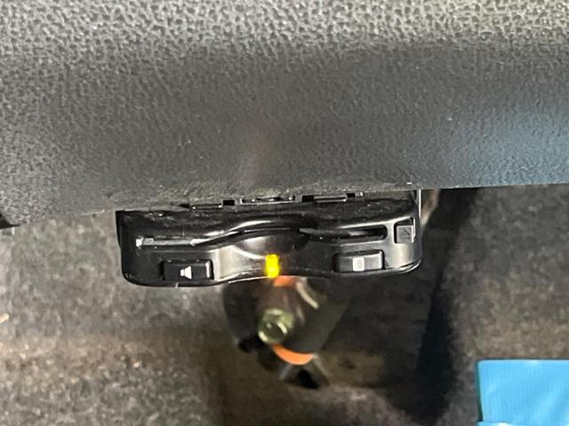 ノート メダリスト　ＤＩＧ－Ｓ　禁煙車　純正ナビフルセグ　アラウンドビューモニタ　ＥＴＣ　Ｂｌｕｅｔｏｏｔｈ　スマートキー　オートエアコン　半革シート　オートライト　革巻ステアリング　ＤＶＤ再生（8枚目）